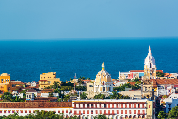 Ciudad amurallada con encanto colonial, playas caribeñas y una energía romántica única.