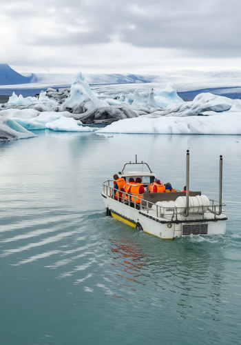 Deslízate entre icebergs y aguas cristalinas en una experiencia íntima y silenciosa.