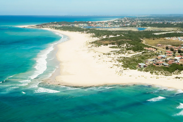 Destino junto al mar, perfecto para combinar vida naturaleza marina y safaris en la región.