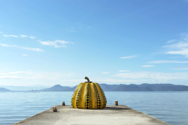 Isla del arte contemporáneo, célebre por sus museos y esculturas al aire libre, como la calabaza de Yayoi Kusama.
