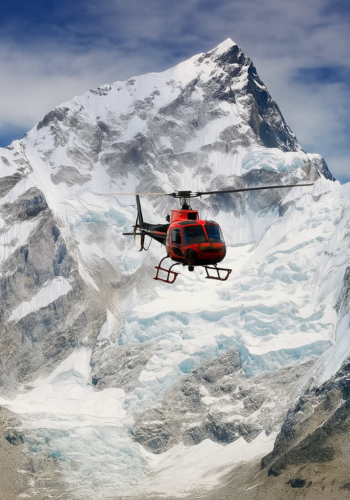 Admira la cima del mundo en un vuelo privado, disfrutando de vistas incomparables de los picos himalayos.