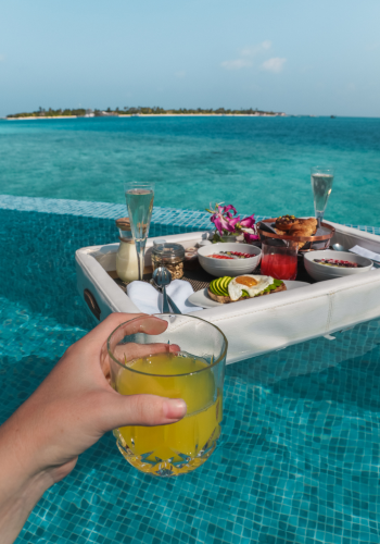Despierta con un desayuno gourmet servido en tu piscina privada o villa sobre el agua, rodeada de lagunas turquesas.